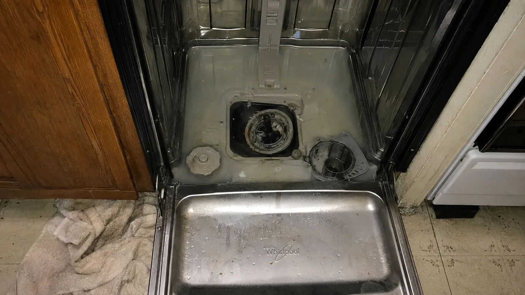 Dishwasher tub with standing gray water