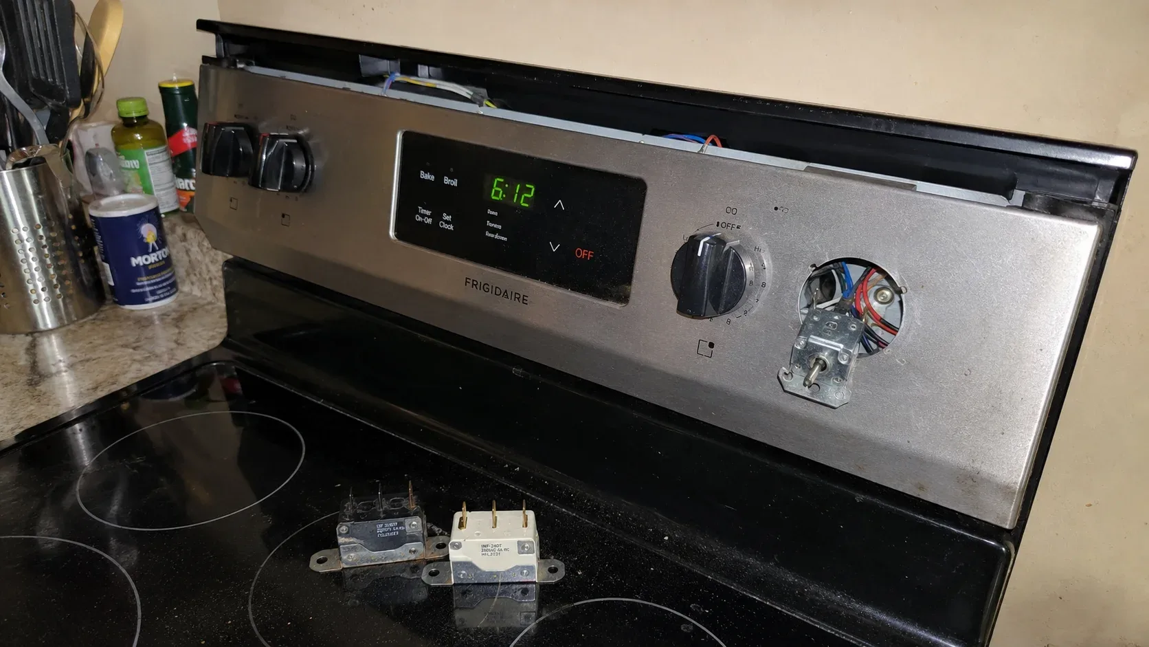 Electric range with one dead burner